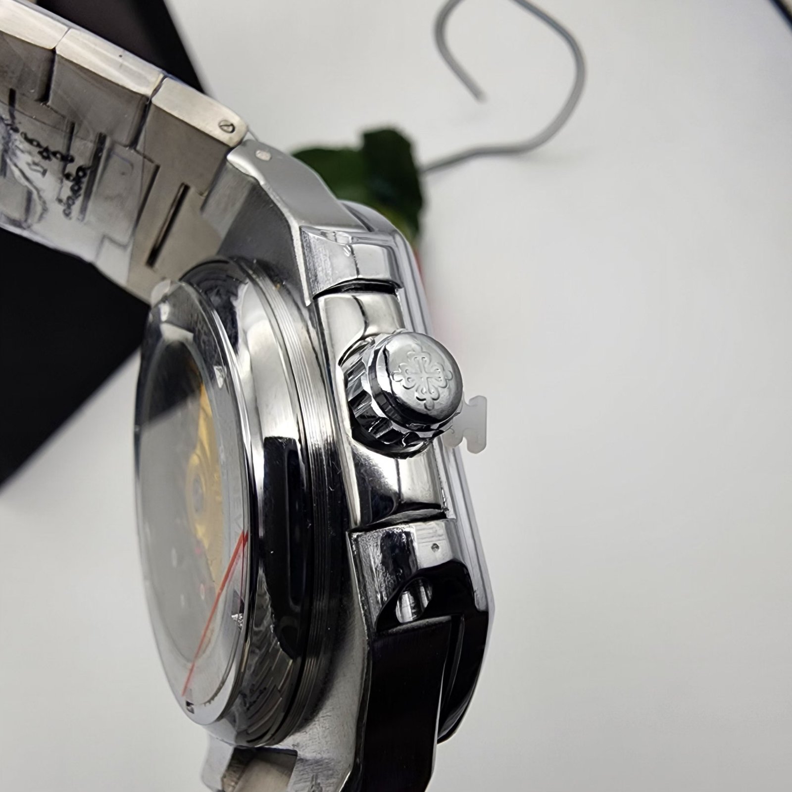 Patek Philippe Nautilus Carbon Black Edition - الصورة 4