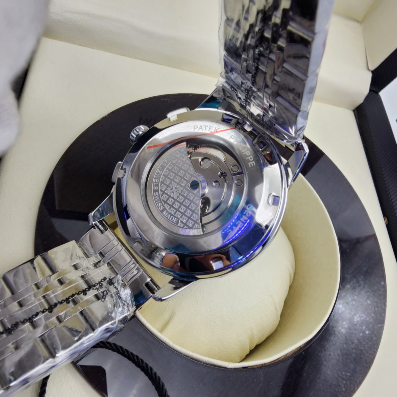 Patek Philippe Geneve Complications - Black Dial Edition - الصورة 2