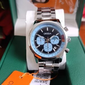 ساعة رجالية كرونوغراف ماركة ORSGA بسوار ستانلس ستيل وميناء أسود وإطار داخلي أزرق سماوي، معروضة في علبتها الخضراء الفاخرة
