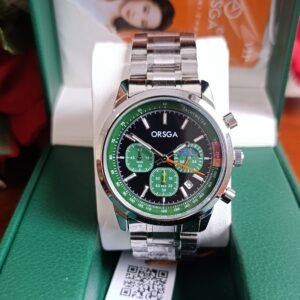 ساعة رجالية ORSGA كرونوغراف فضية مع ميناء أسود وإطار أخضر زمردي معروضة في علبتها الفاخرة