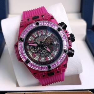 💎 هوبلو بيغ بانغ - جرأة اللون الوردي Vibrant Pink Sapphire Case هيكل مصنوع من الياقوت الوردي الشفاف، قطعة فنية عصرية تبرز دقة التصميم الداخلي. Gem-Set Bezel إطار مرصع بأحجار كريمة وردية متلألئة، تضيف لمسة من الفخامة والتميز الفريد. Skeleton Dial ميناء هيكلي (Skeleton) يكشف عن تعقيدات الماكينة الداخلية، مما يعكس البراعة التقنية لـ Hublot. High-Performance Rubber Strap حزام مطاطي باللون الوردي المتناسق، يضمن الراحة والأناقة للاستخدام اليومي. BOGI WATCH Exclusive قطعة استثنائية لهواة التميز، تصلك في علبتنا الفاخرة مع بطاقة الضمان الخاصة بـ BOGI WATCH. 📊 المواصفات التقنية الخاصية التفاصيل التقنية لهذا الإصدار اسم الموديلHublot Big Bang Pink Sapphire Crystal لون الهيكلوردي شفاف (Pink Sapphire) الإطارمرصع بأحجار وردية (Gem-Set) نوع الحركةAutomatic Mechanical (أوتوماتيكية) نوع الحزاممطاط (Rubber) وردي فاخر الاستخدامإطلالات عصرية، مناسبات خاصة، عشاق التصاميم الجريئة 💡 الأسئلة الشائعة (FAQ) واش هاد الساعة كتبان مميزة بزاف فالحقيقة؟ ✨ طبعاً! كما هو موضح في photo_2026-06-05_00-42-23.jpg، التصميم الشفاف مع اللون الوردي كيخليها قطعة نادرة ومميزة بزاف، مستحيل ما تجلبش الانتباه. واش الحزام المطاطي مريح؟ ⌚ نعم، الحزام مصمم بجودة عالية باش يعطي راحة تامة للمعصم، وبنفس الوقت كيعطي تناسق لوني مثالي مع تصميم الساعة. واش كاين ضمان على هاد الموديل؟ 🛡️ أكيد، في BOGI WATCH، كاع الساعات عندنا كيجيوا بضمان الجودة باش تلبسها وأنت مهني وواثق من اختيارك.